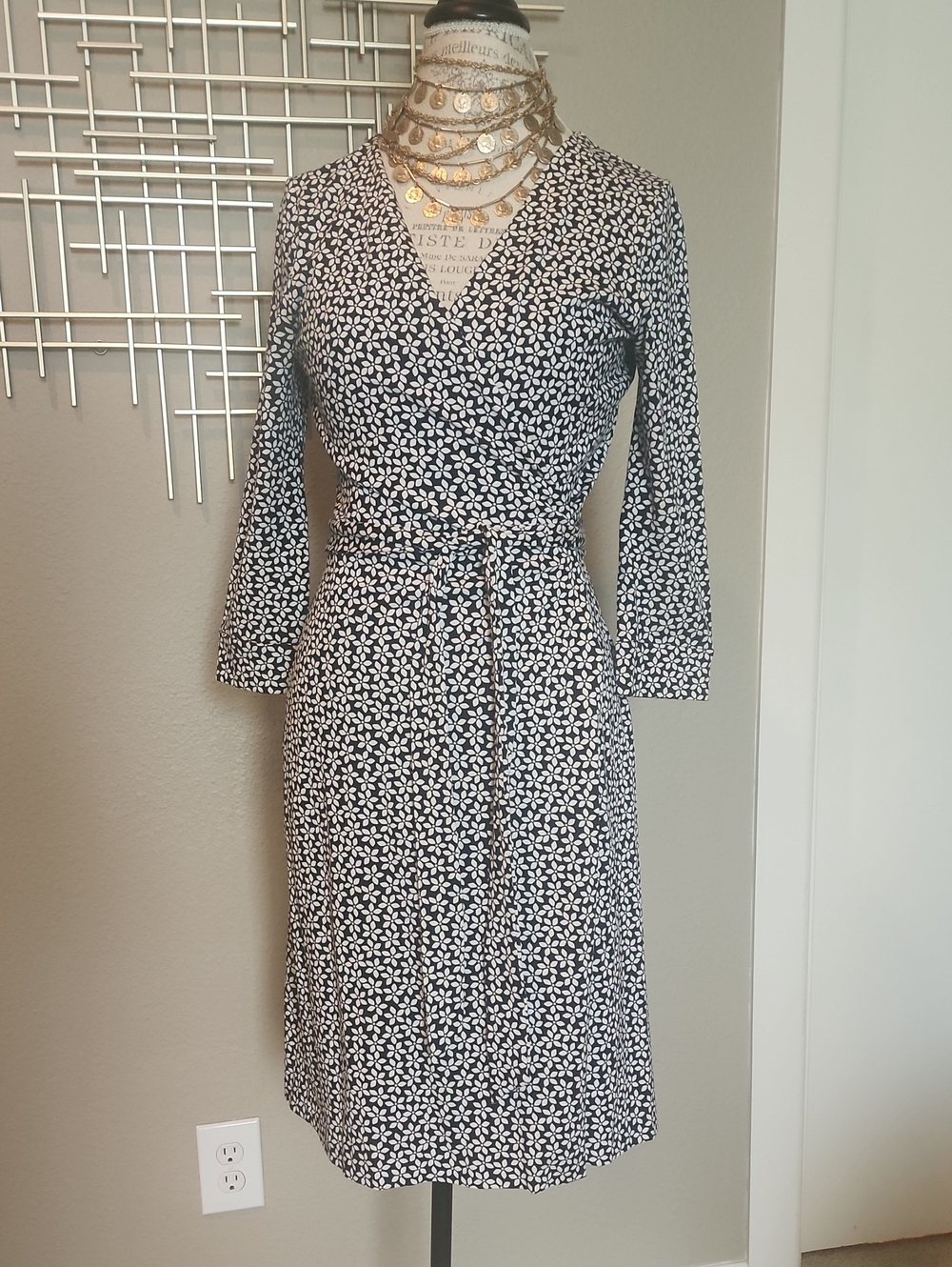 DVF Geo Daisies Black White Wrap Dress 8 EUC